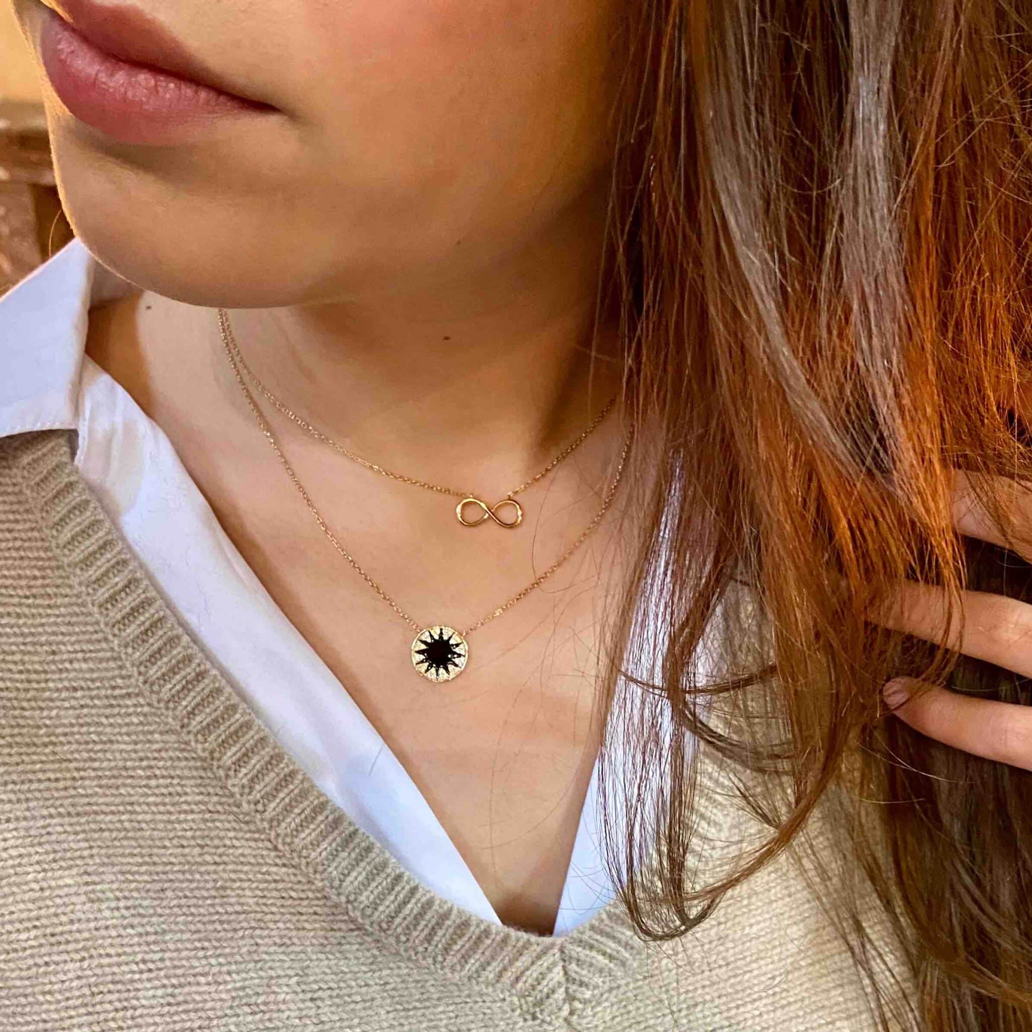 Collier plaqué or Infini porté par une jeune femme