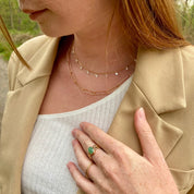 Collier plaqué or 18k porté par une jeune fille