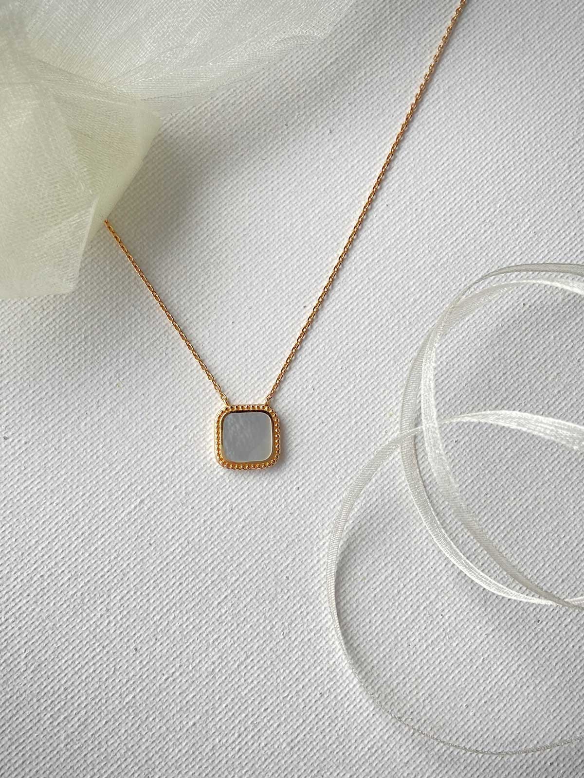 Collier plaqué or et nacre