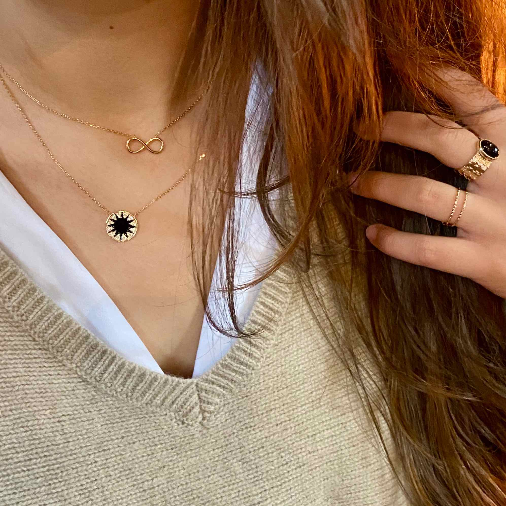 jeune femme portant 2 colliers plaqué or