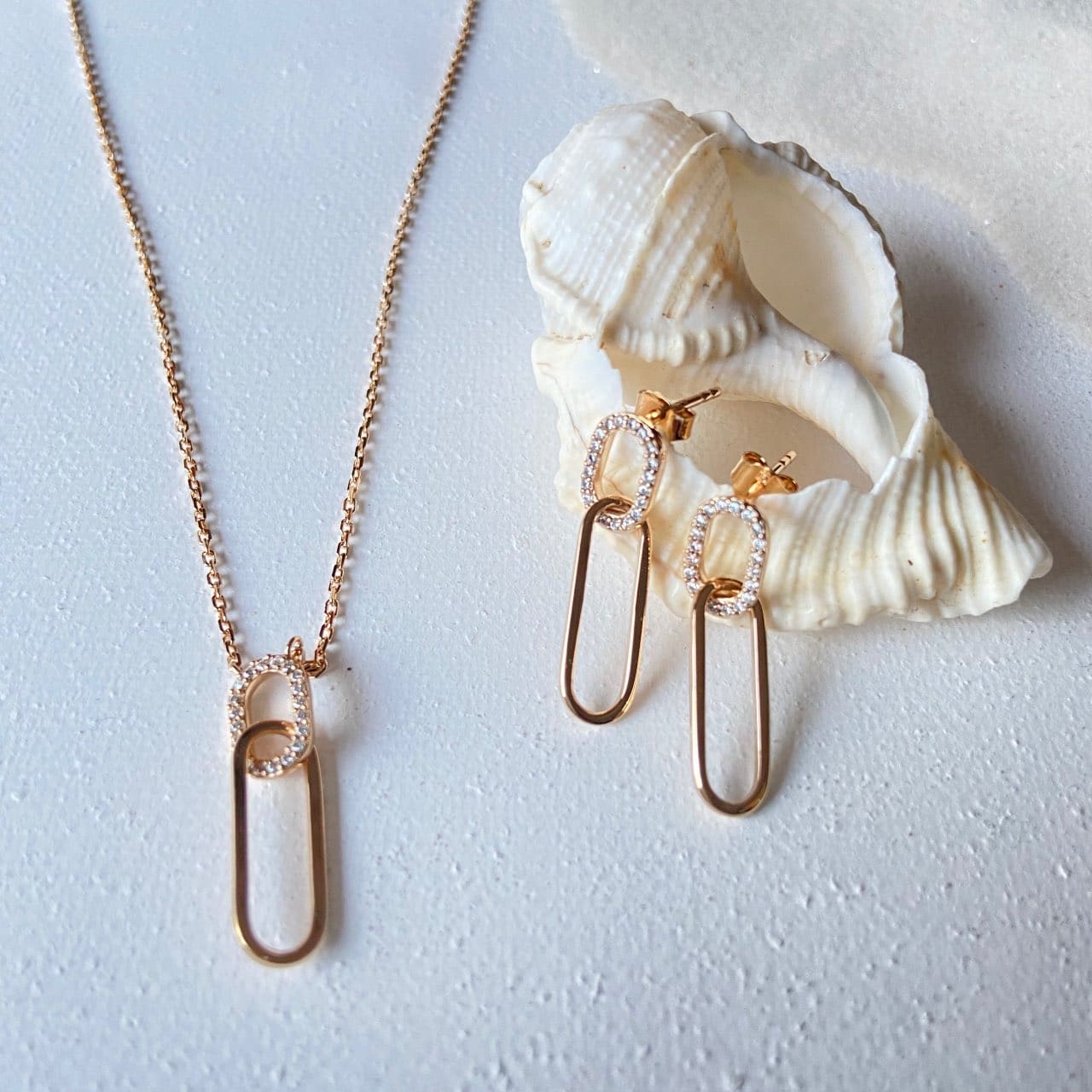 Collier et boucles plaqué or anneaux ovales et zirconiums