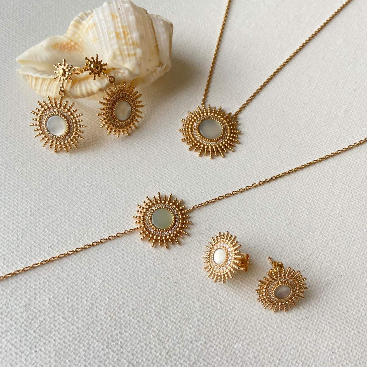 Collier boucles et bracelet soleil nacre plaqué or
