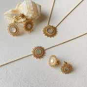 Collier boucles et bracelet soleil nacre plaqué or