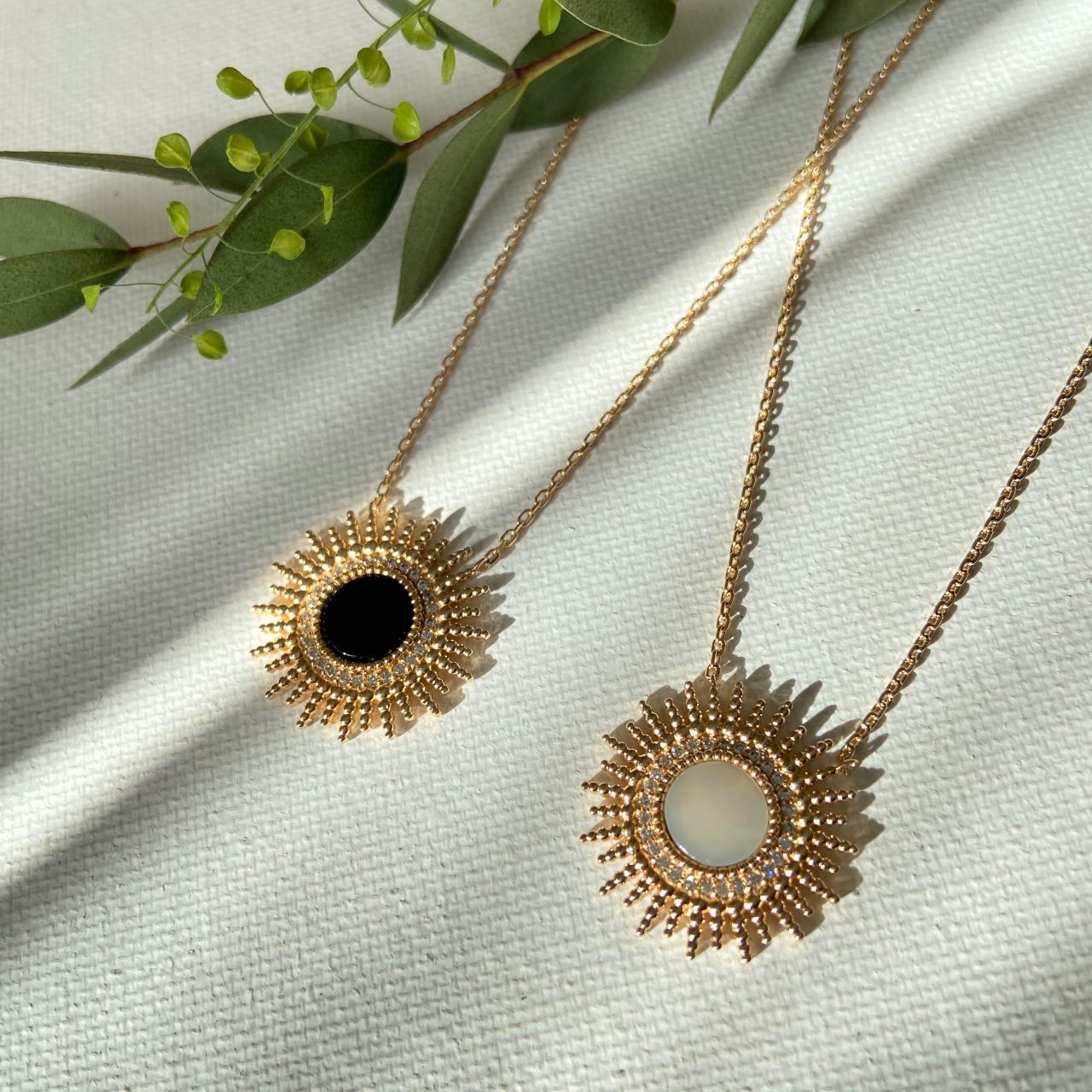 Collier femme plaqué or Soleil nacre et agate noire