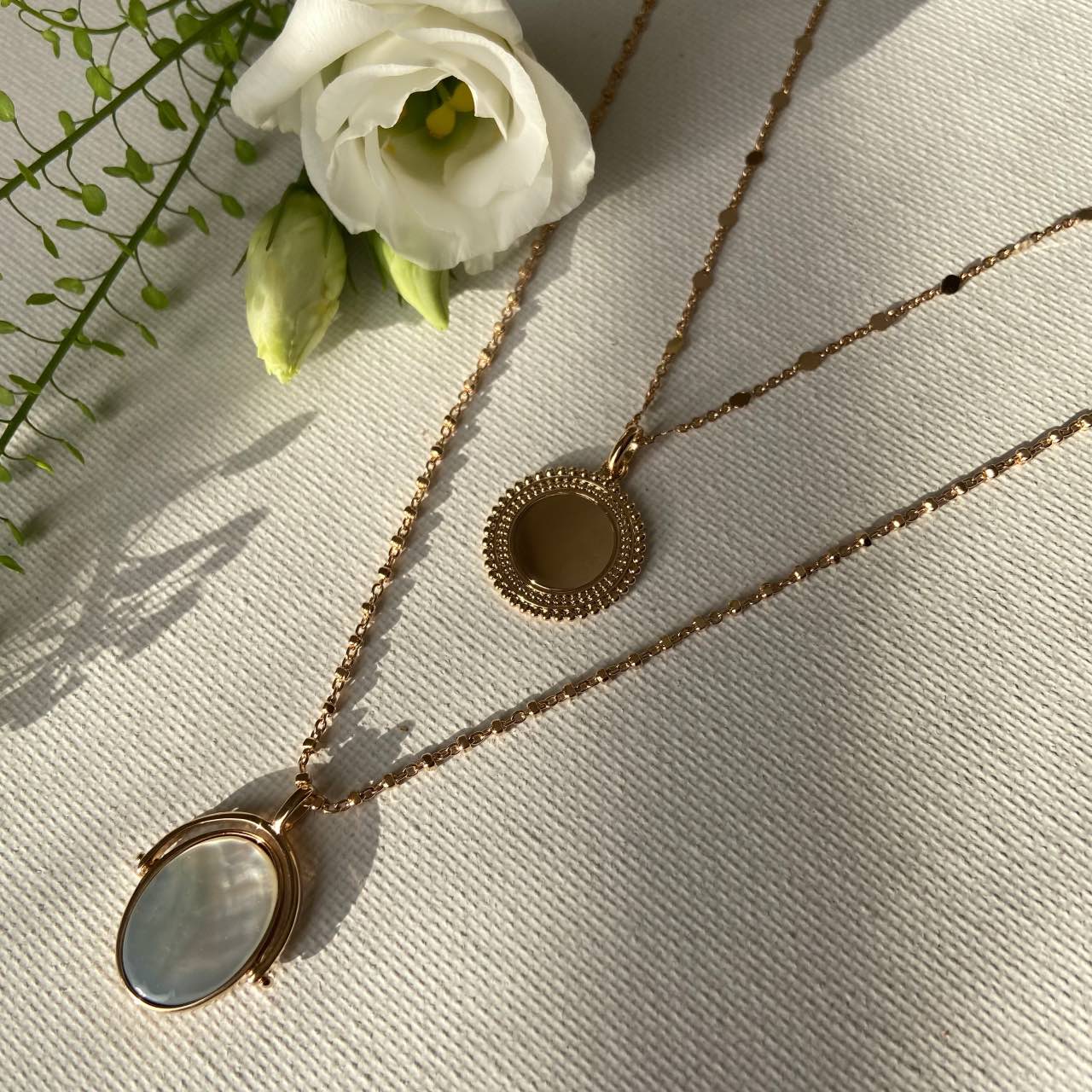 Pendentif plaqué or médaille et nacre