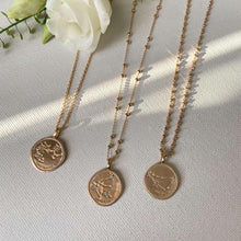 Collier pendentif avec plusieurs chaînes dorées et pendentifs ronds Sagittaire.