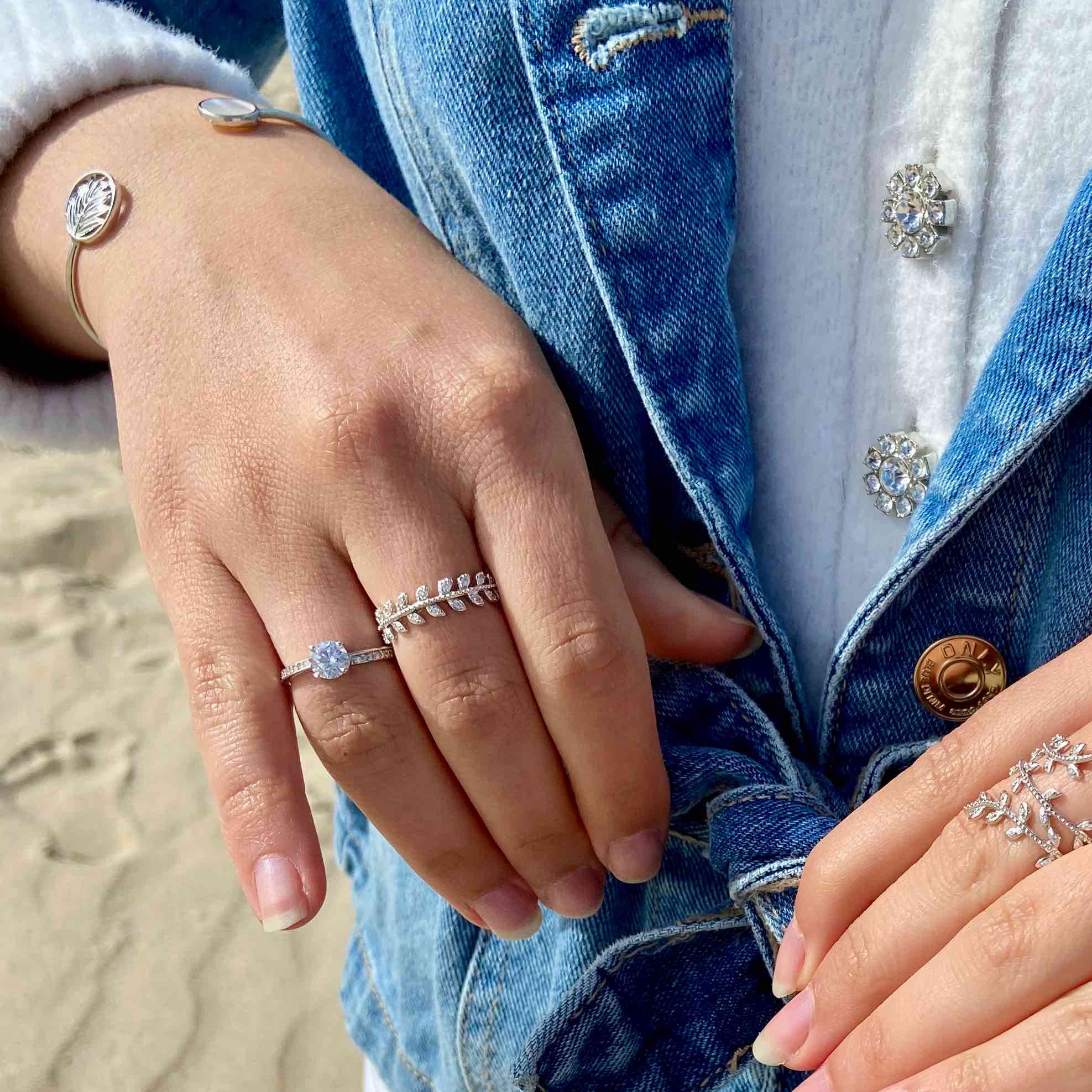 Gros plan mains portant des bagues en argent