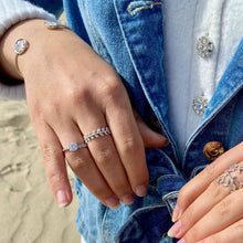 Gros plan mains portant des bagues en argent