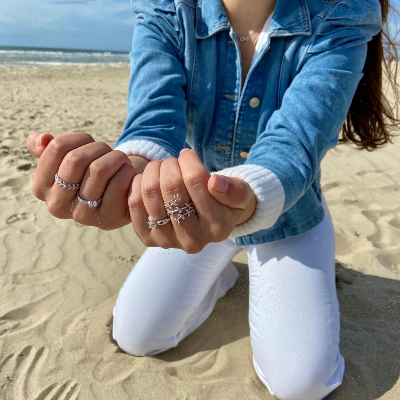 Jeune femme portant des bagues en argent