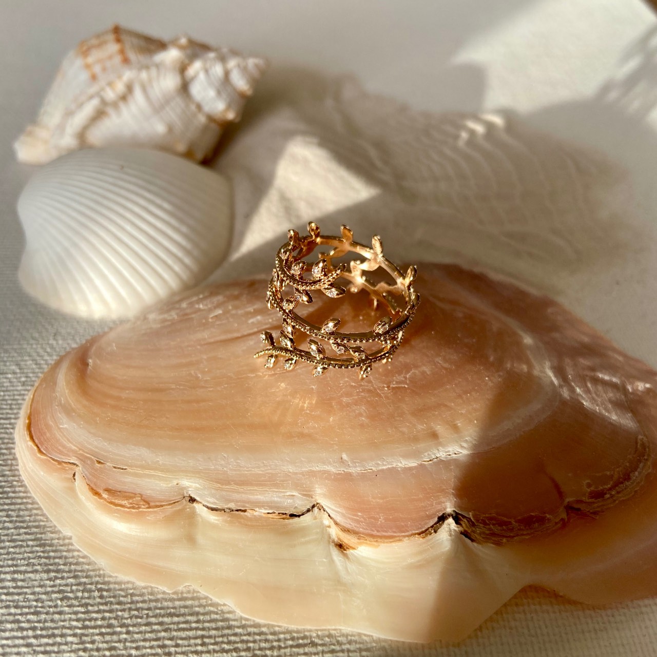 Bague plaqué or feuillage zircon