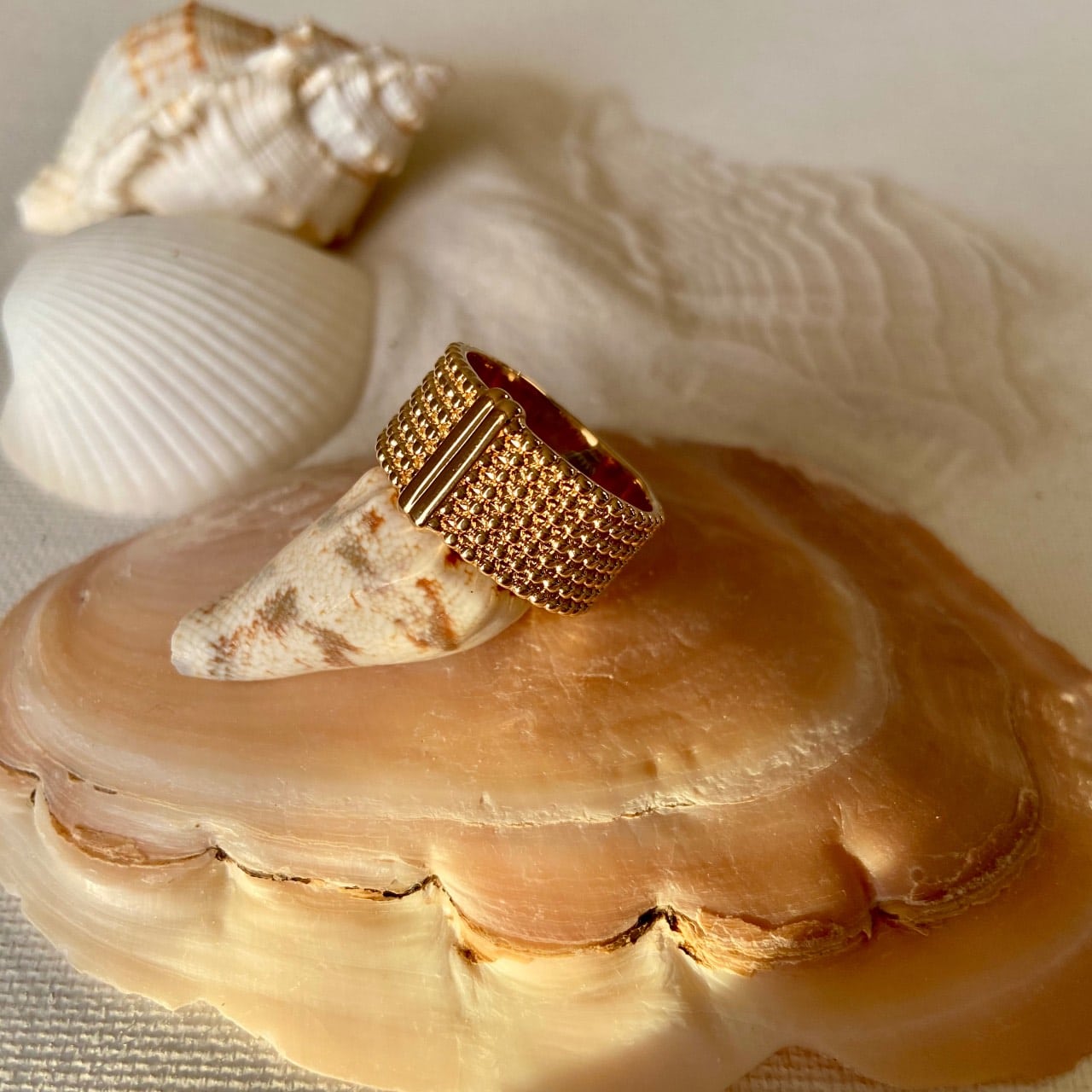 Large bague perlée plaqué or