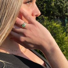 Bague plaqué or pierre aventurine portée par une jeune femme