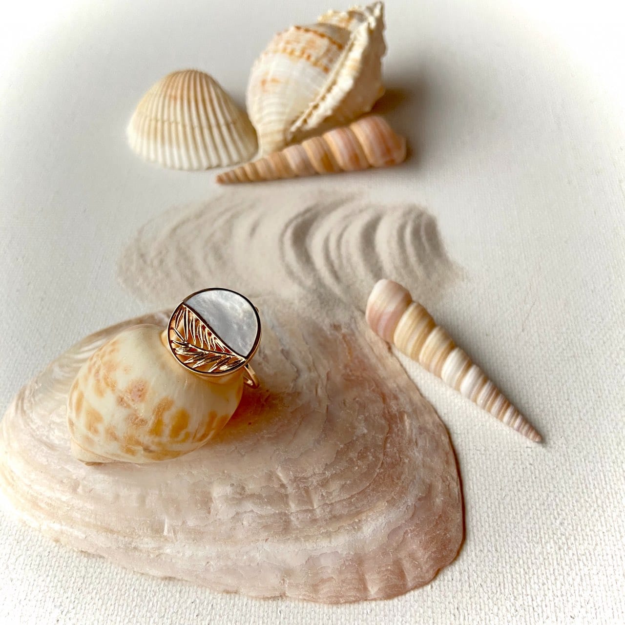 Bague plaqué or pastille nacre et feuillage