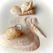 Bague plaqué or pastille nacre et feuillage