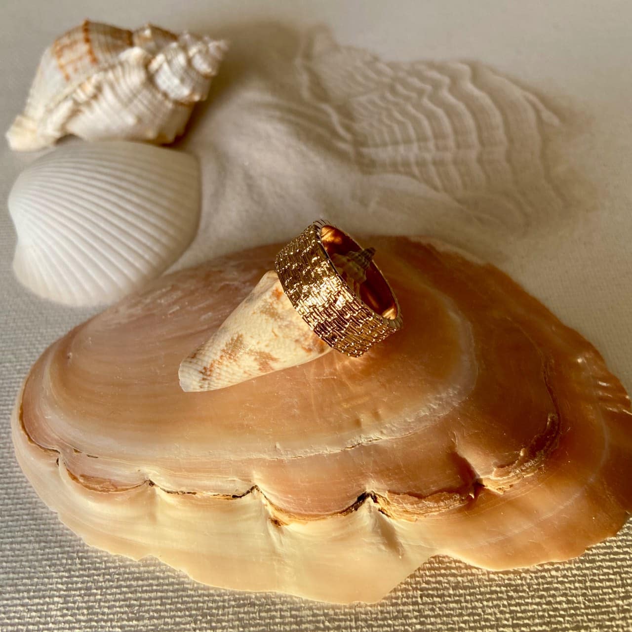 Large bague plaqué or anneau structuré