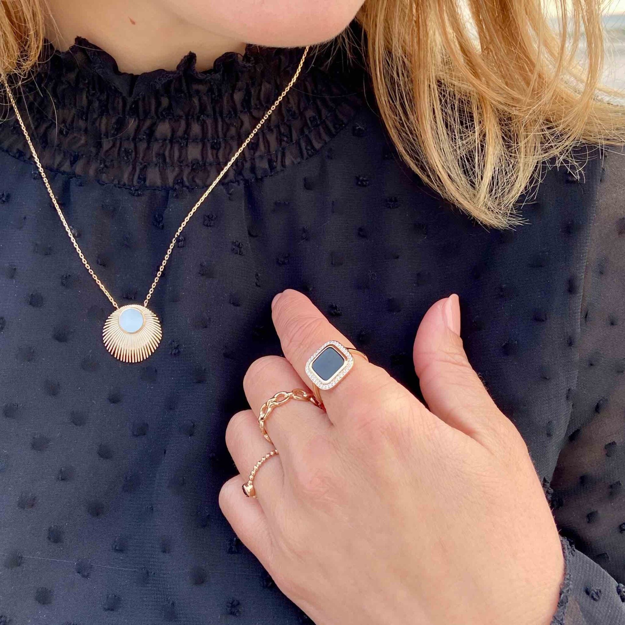 Bagues femme plaqué or portées par une jeune femme