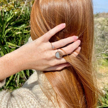 Bague plaqué or pastille nacre et motif feuille