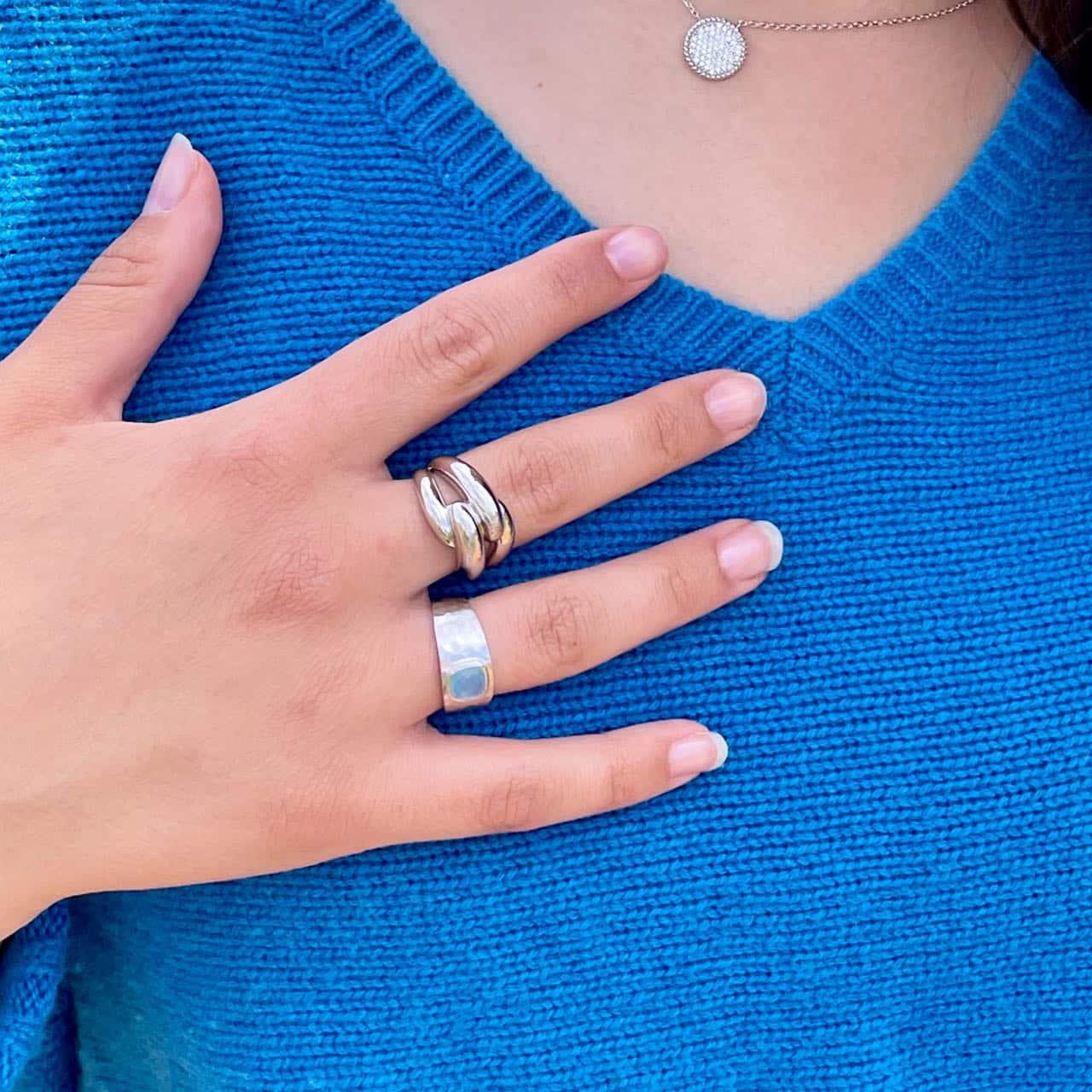 Bague en argent Zélie 925, anneau large poli avec cannelures, portée sur l’index