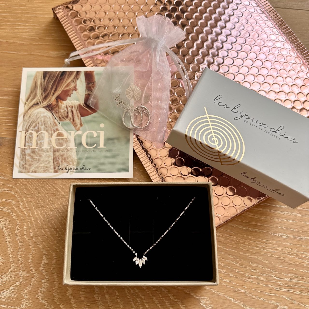 Collier argent rhodié présenté dans un écrin cadeau élégant