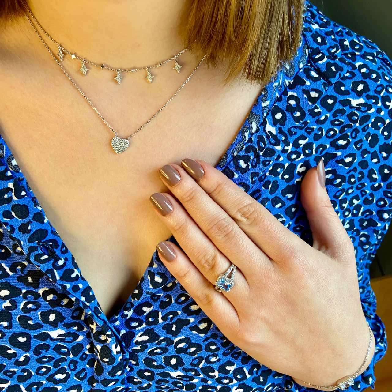 Collier cœur en argent porté par une femme – bijou élégant et romantique