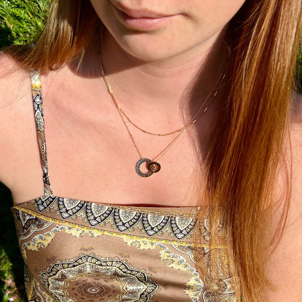 collier plaqué or anneaux martelés