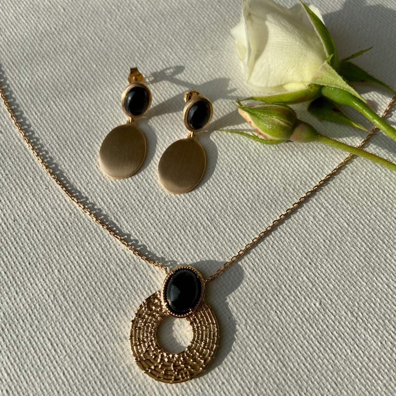 collier plaqué or agate noire