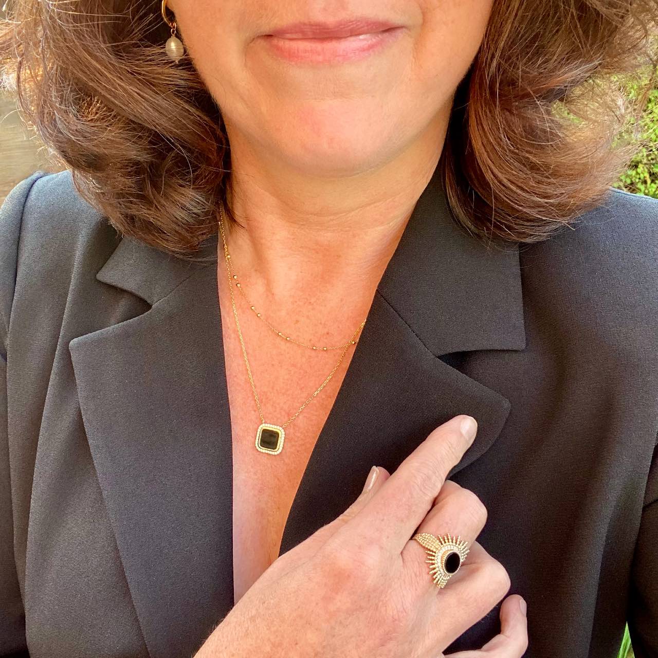 collier plaqué or pierre noire