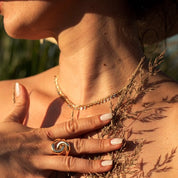 femme avec un chapeau portant des bijoux or