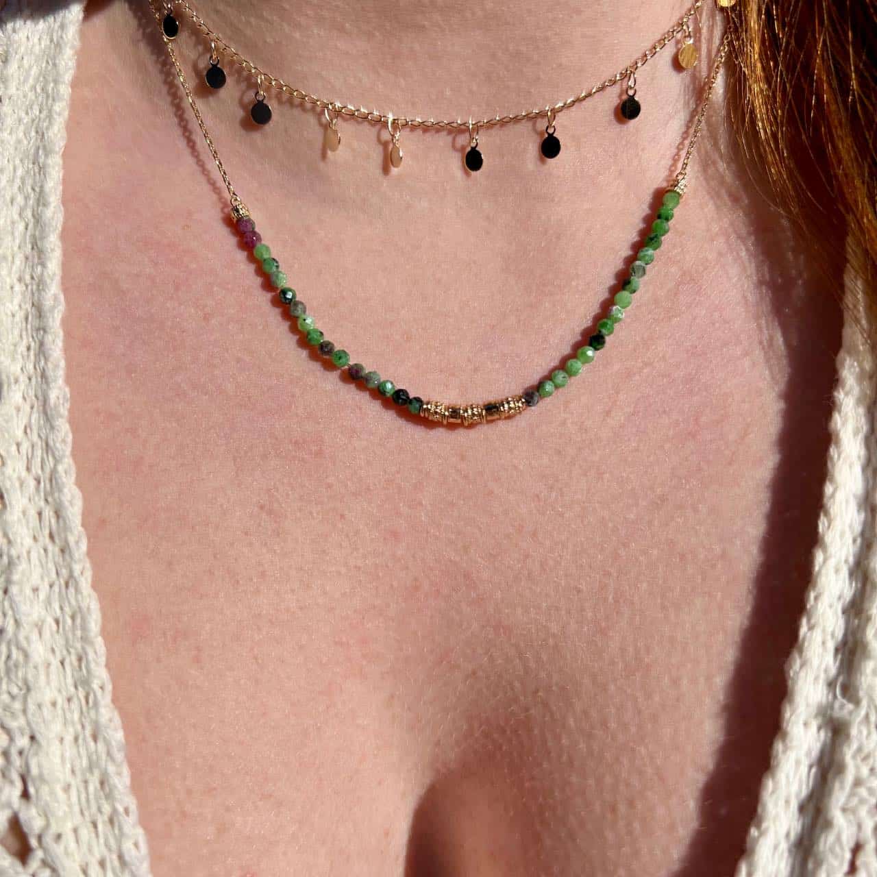 gros plan collier rubis zoïste