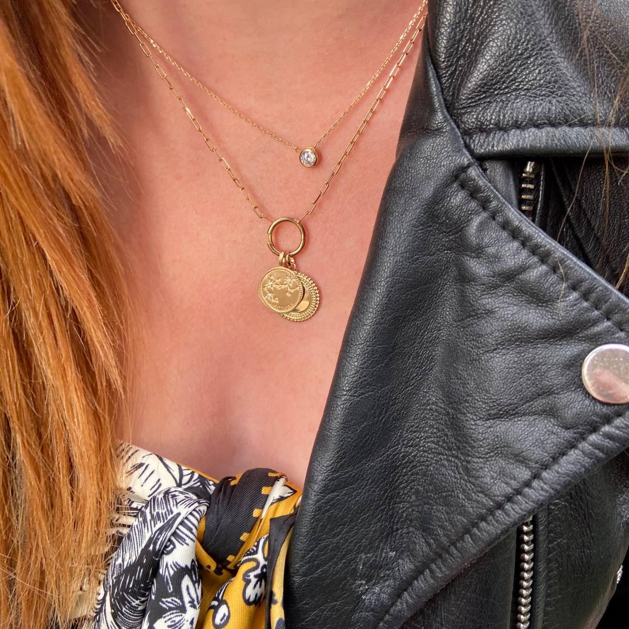 Collier pendentif avec médaillon rond Sagittaire doré et petite pierre claire.