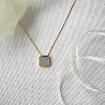 Collier plaqué or et nacre