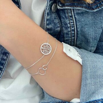 Bracelets argent portés par une jeune fille en jean
