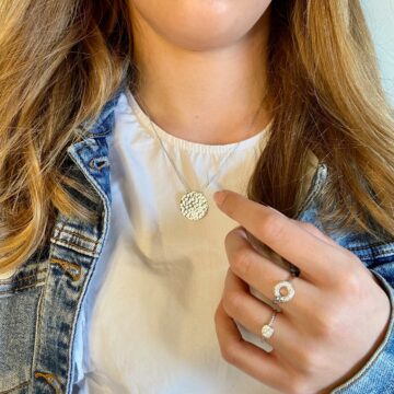 Bijoux argent porté par une jeune fille
