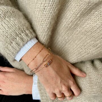 Bracelets plaqué or portés par une jeune fille
