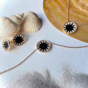 Bijoux pastille agate noire et zircon sur fond coquillage