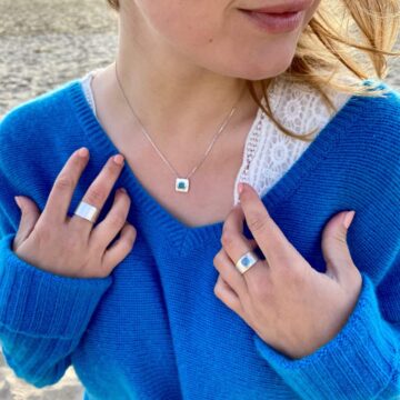 jeune femme portant bague argent martelée agate bleu