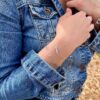 jeune fille en jean portant 2 bracelets argent 925 000