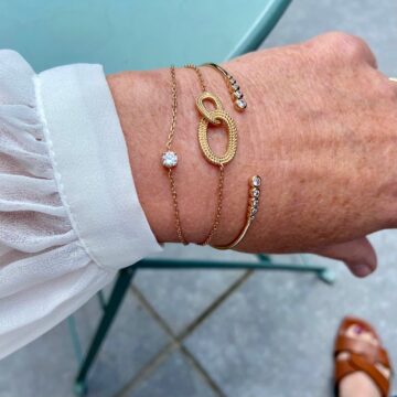3 bracelets femme plaqué or portés en gros plan
