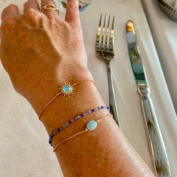 femme portant 2 bracelets plaqué or agate bleu et perles