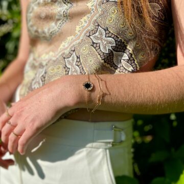 Jeune fille portant 2 bracelets en plaqué or 18 carats