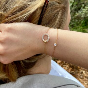 2 bracelets plaqué or porté par une jeune femme
