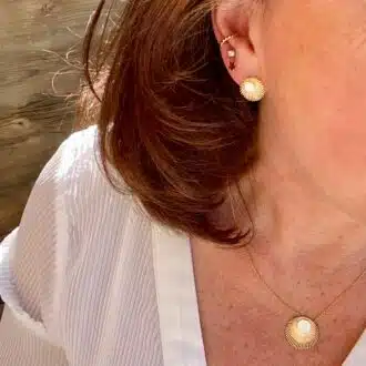 Boucles d'oreilles en forme de coquillage plaqué or et nacre