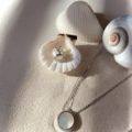 Boucles d'oreilles type puce au contour perlé en argent avec pastille de nacre, collier assorti