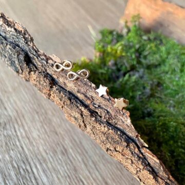 Boucles d'oreilles plaqué or puces forme infini et étoile