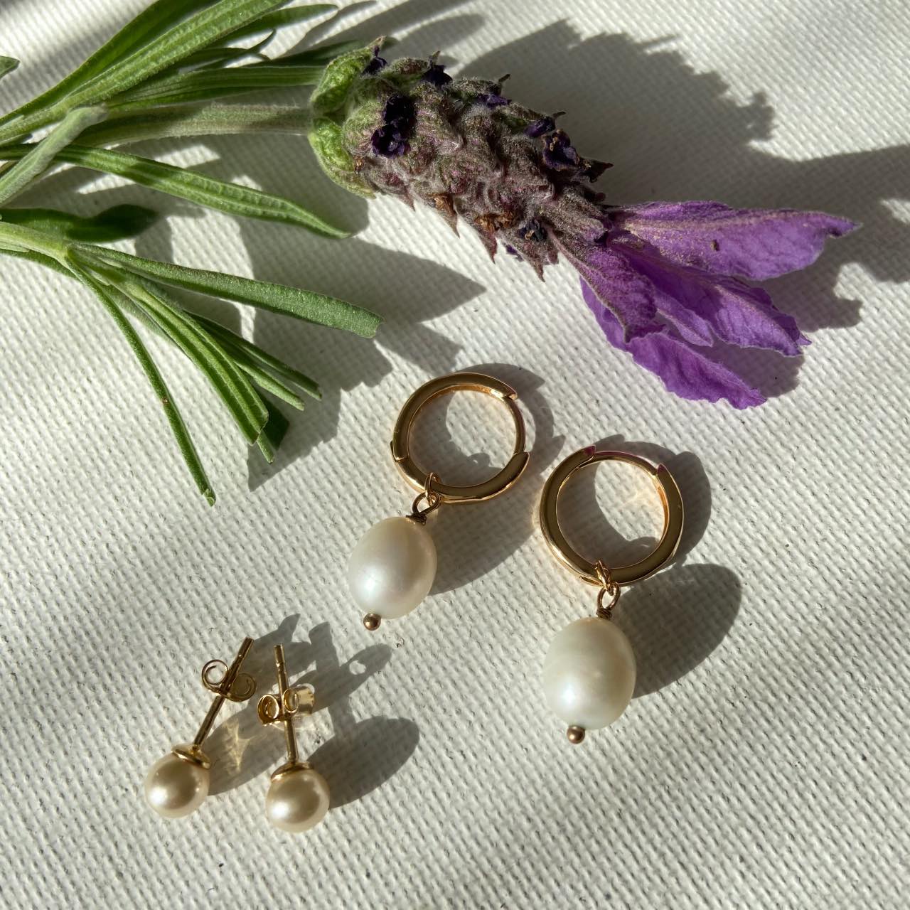 Boucles d'oreilles petites créoles plaqué or avec perles