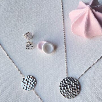 bijoux avec pastilles en argent martelé