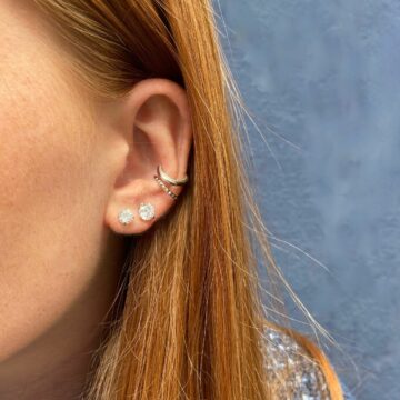 gros plan de bagues d'oreilles portées en argent cheveux roux flamboyant