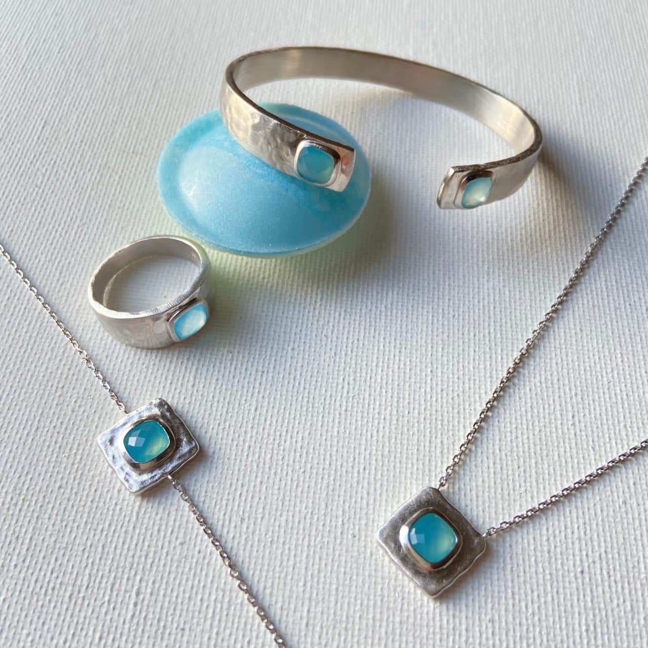 bijoux en argent martele et agate bleu