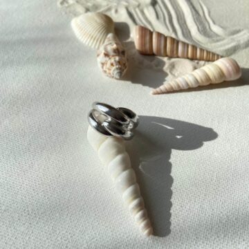 bague en argent rohdié 925 posée sur coquillage