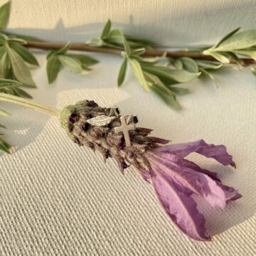 Boucles d'oreilles argent rhodié plume et croix